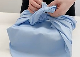 菓子折りを風呂敷でラッピング